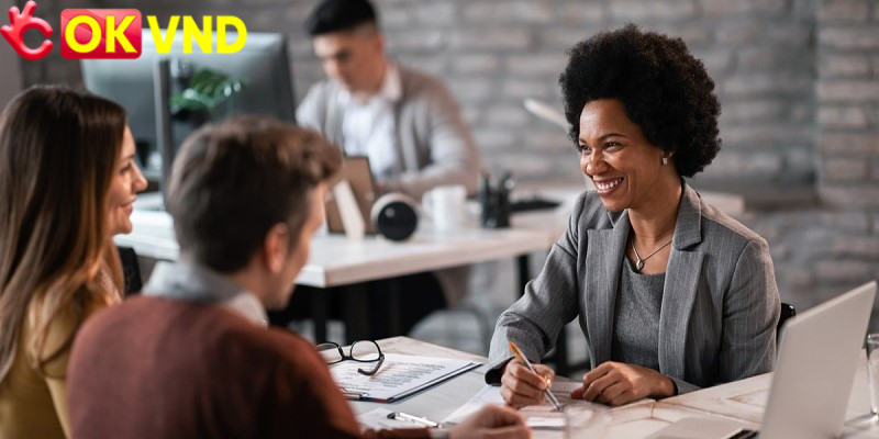 Nhân viên okvnd hỗ trợ khách hàng trực tuyến 24/7